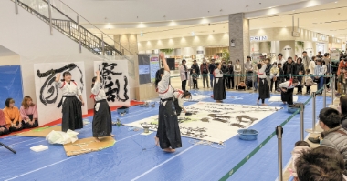 人が大勢いる商業施設のイメージ２